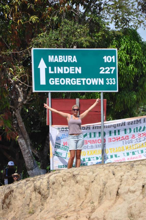 Depois de mais de 200 km de terra, chegamos à travessia de balsa do rio Essequibo, no caminho para Lethem, na Guiana